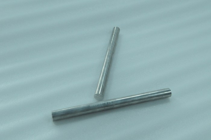 A horizontal aluminum rod 4.8 cm